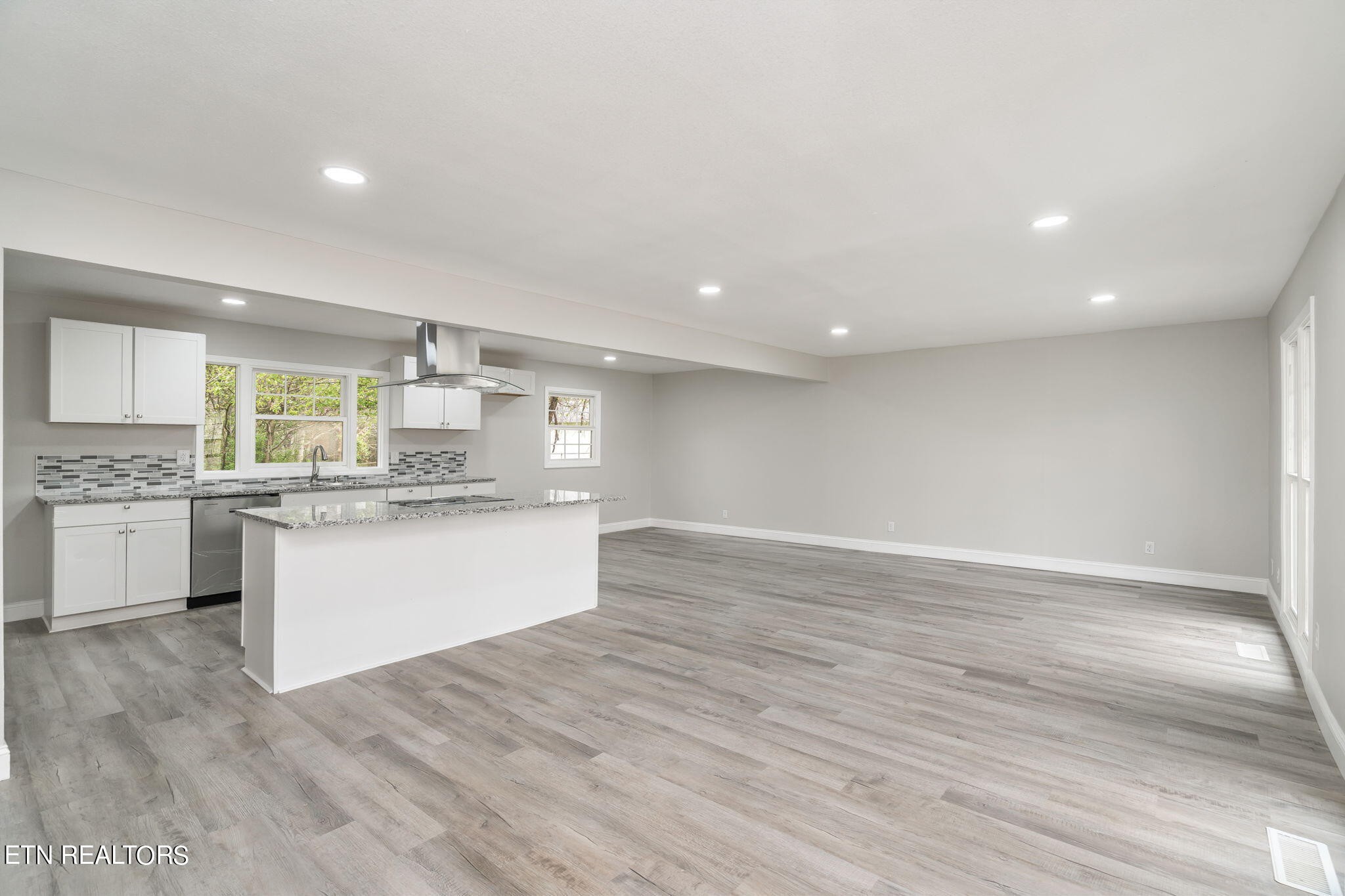 218 Oakmont Road Bean Station, TN 37708 - Photo 4 of 32 a view of kitchen with wooden floor and electronic appliances