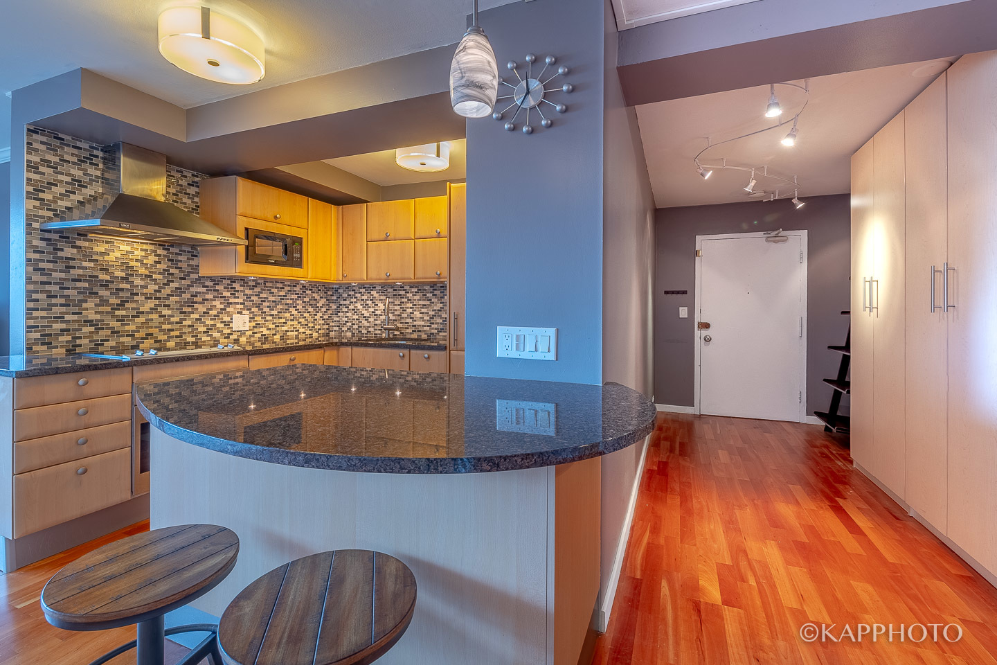 2909 North Sheridan Road, Unit 1807 Chicago, IL 60657 - Photo 6 of 23 a bathroom with a sink a mirror and a bathtub