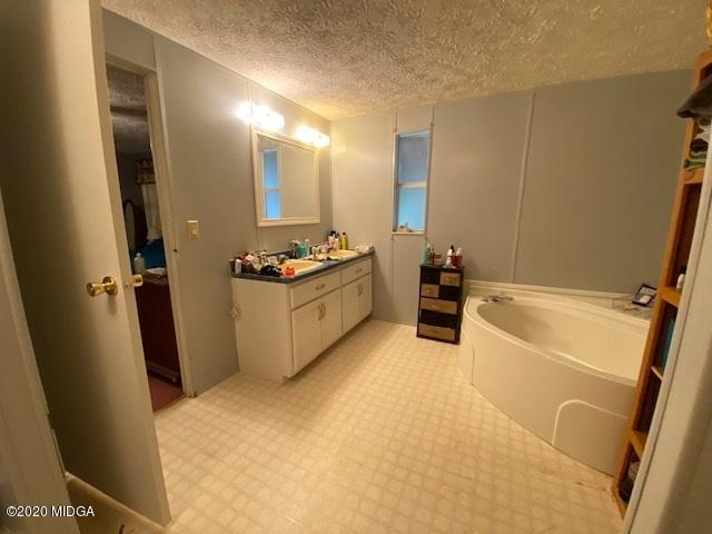 1155 Macedonia Church Road Cochran, GA 31014 - Photo 15 of 22 a bathroom with a tub sink and mirror