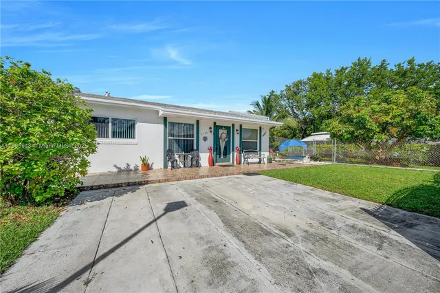 a view of outdoor space yard and porch