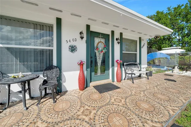 a view of a dinning room with furniture