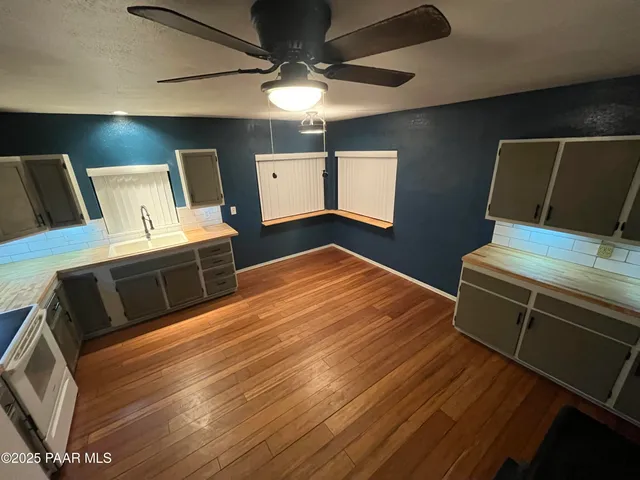 a view of a house with a backyard