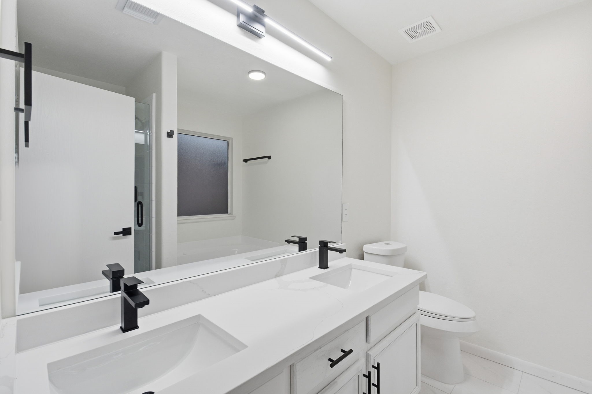 4426 Kulkarni Street Houston, TX 77045 - Photo 18 of 33 a bathroom with a sink a toilet and a tub