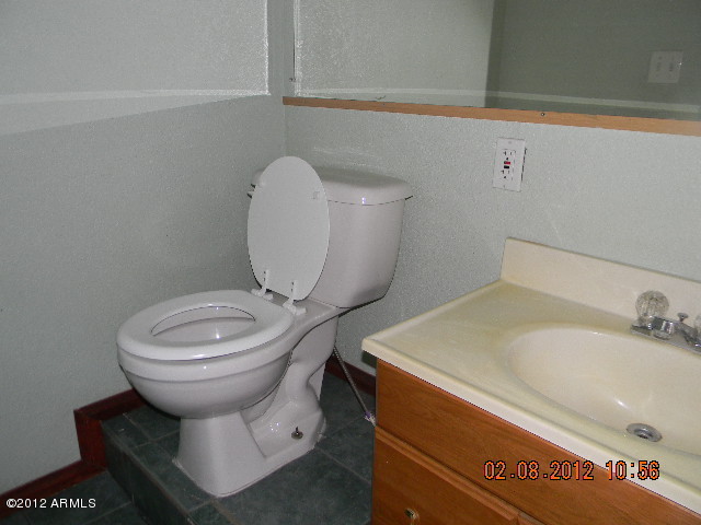 2850 North Greenfield Road Phoenix, AZ 85006 - Photo 6 of 10 half bath