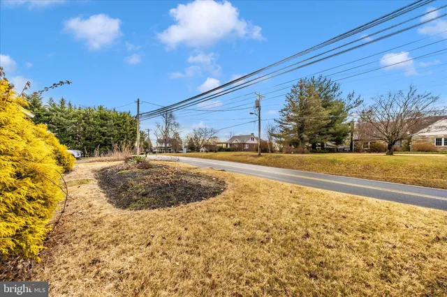 a view of a yard with a house