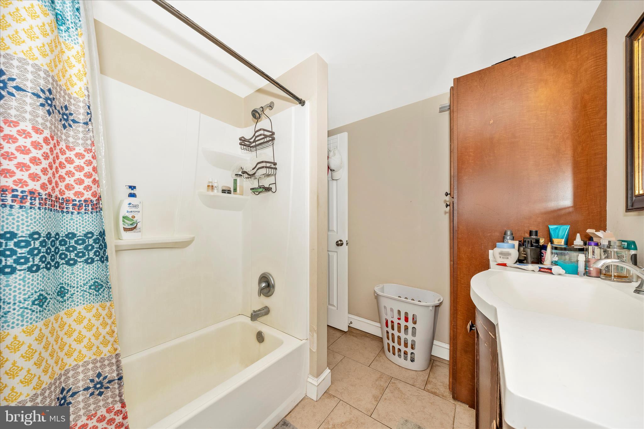 9507 Main Street Damascus, MD 20872 - Photo 48 of 51 a bathroom with a bathtub sink and toilet