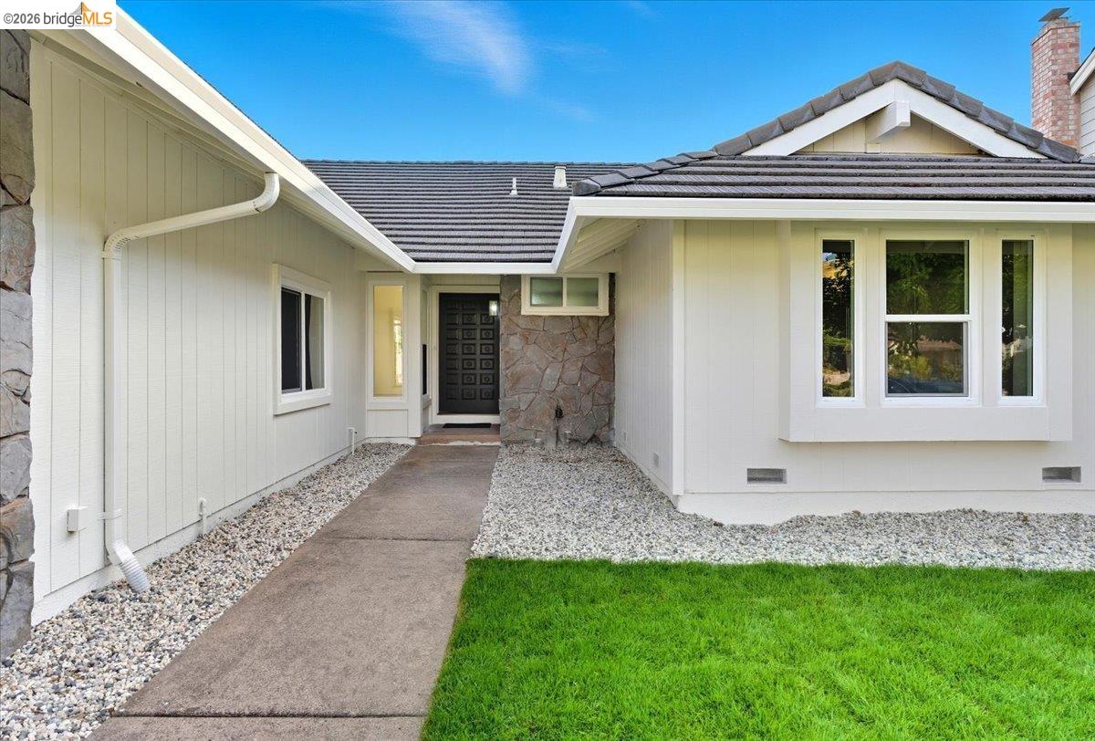 11 Paddock Court Pleasant Hill, CA 94523 - Photo 3 of 34 a view of a house with a yard