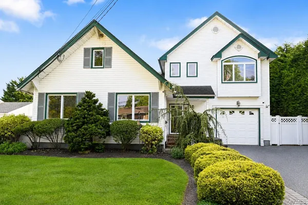$738,888 | 525 South Greene Avenue, Lindenhurst, NY 11757