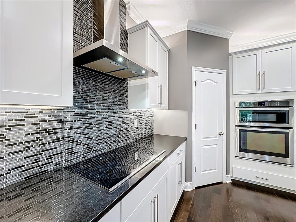 2894 Sand Oak Loop Apopka, FL 32712 - Photo 40 of 69 a kitchen with granite countertop a stove and cabinets