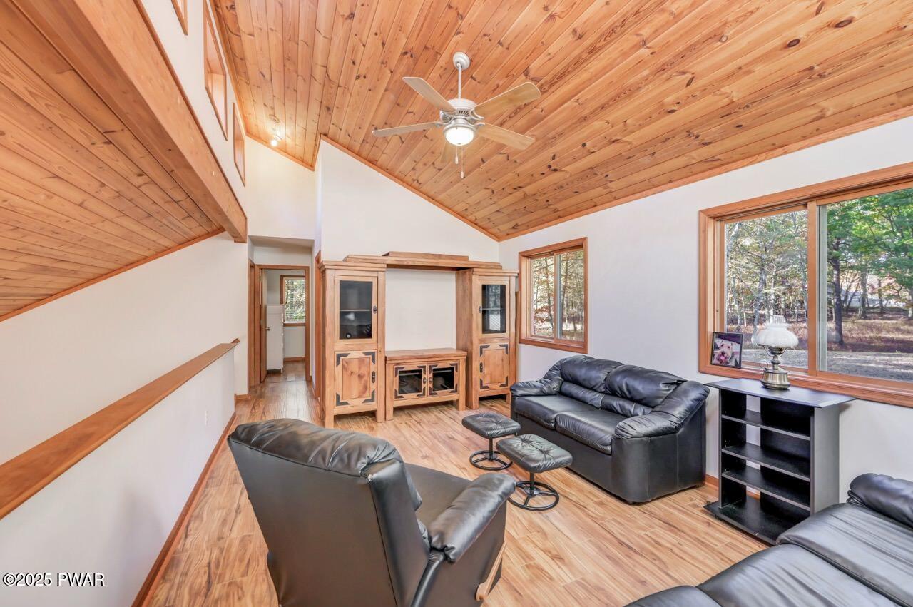 2124 Oaktree Lane Bushkill, PA 18324 - Photo 5 of 53
