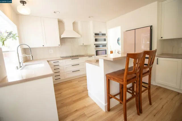 a picture of a bench in kitchen
