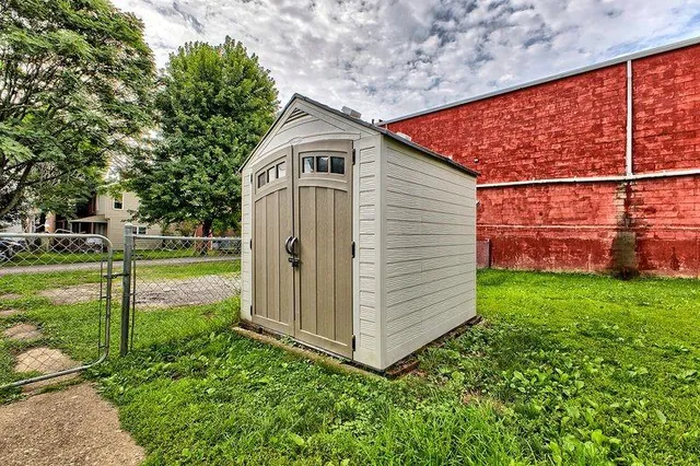 a view of a backyard with barn