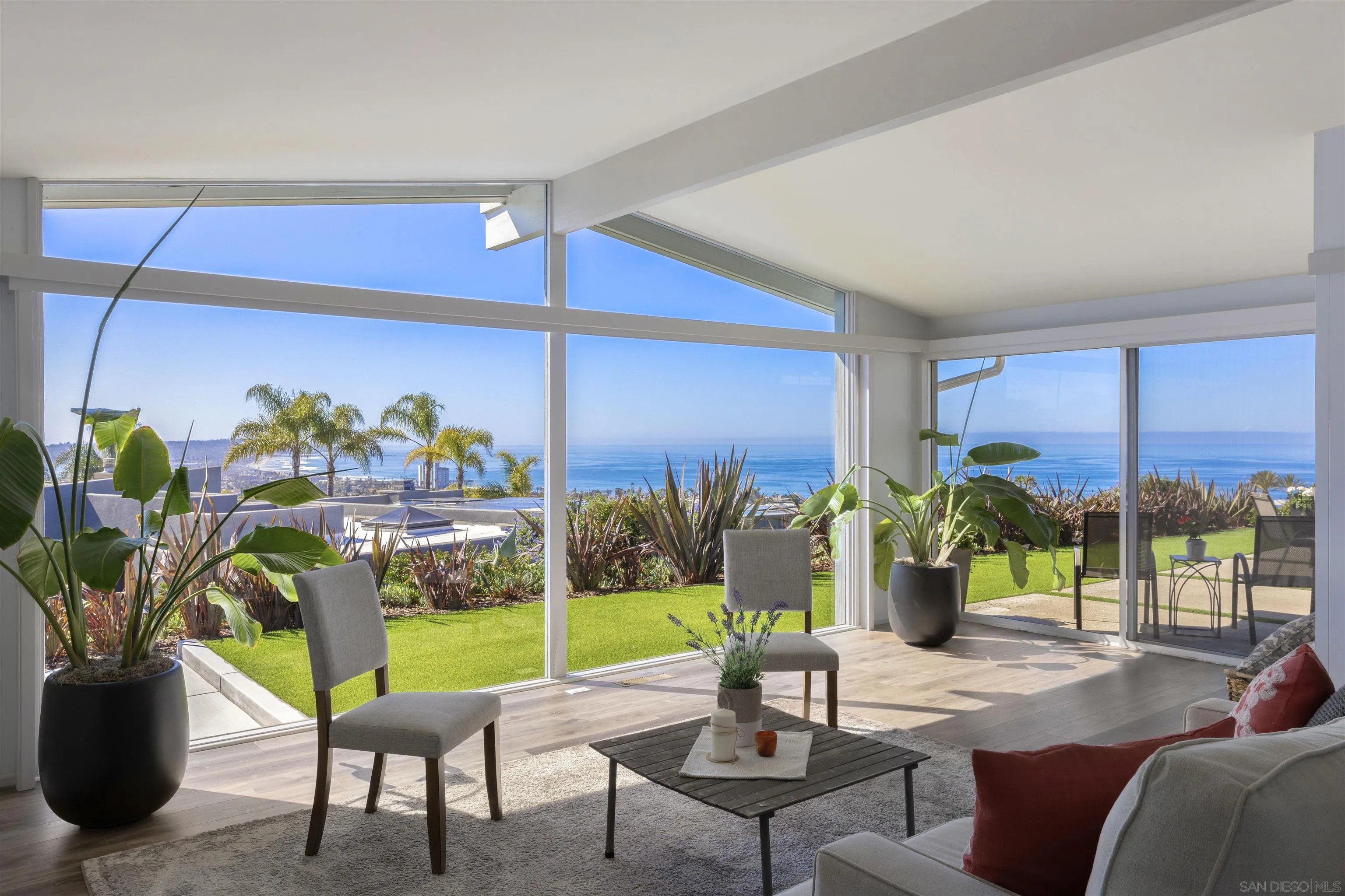 5502 Rutgers Road La Jolla, CA 92037 - Photo 1 of 28 a living room filled with furniture
