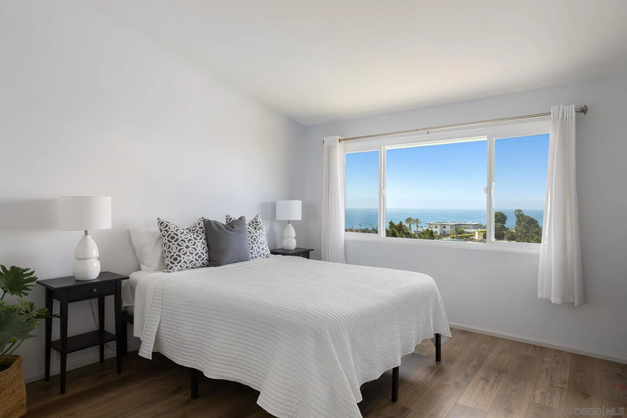 5502 Rutgers Road La Jolla, CA 92037 - Photo 18 of 28 a bedroom with a bed and a window