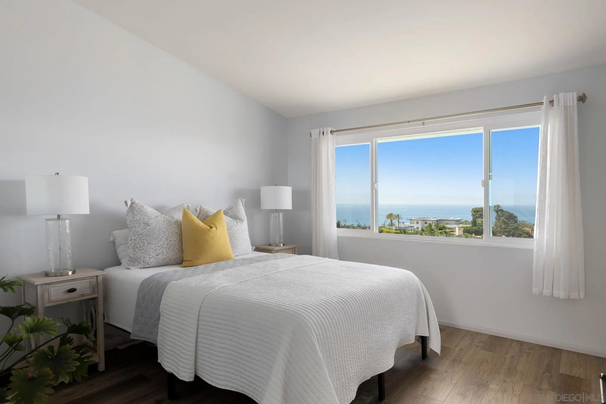 5502 Rutgers Road La Jolla, CA 92037 - Photo 20 of 28 a bedroom with a bed and a window