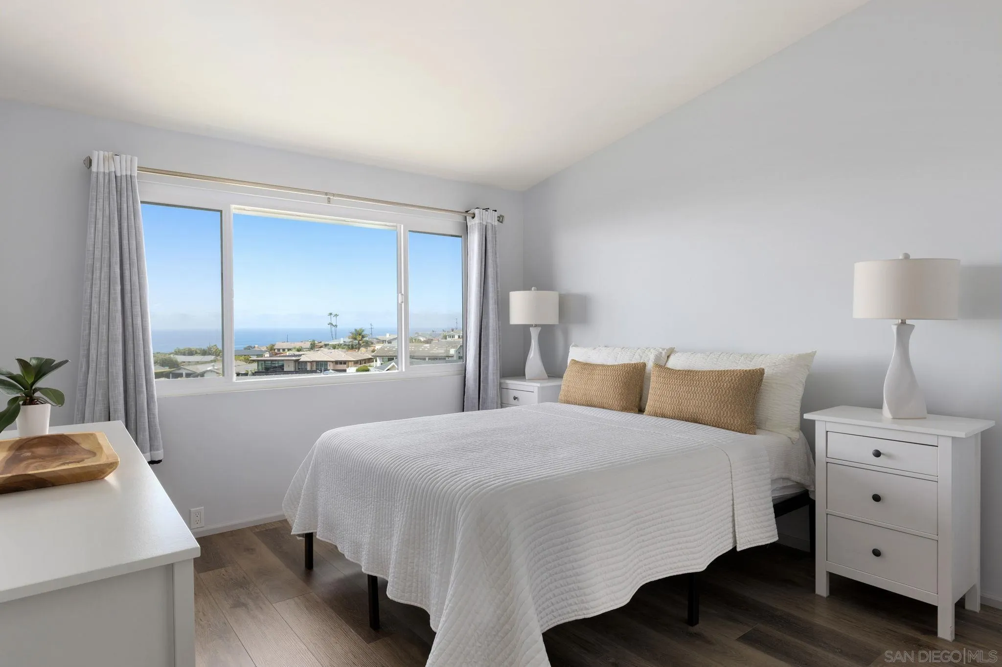 5502 Rutgers Road La Jolla, CA 92037 - Photo 21 of 28 a bedroom with a bed and a desk