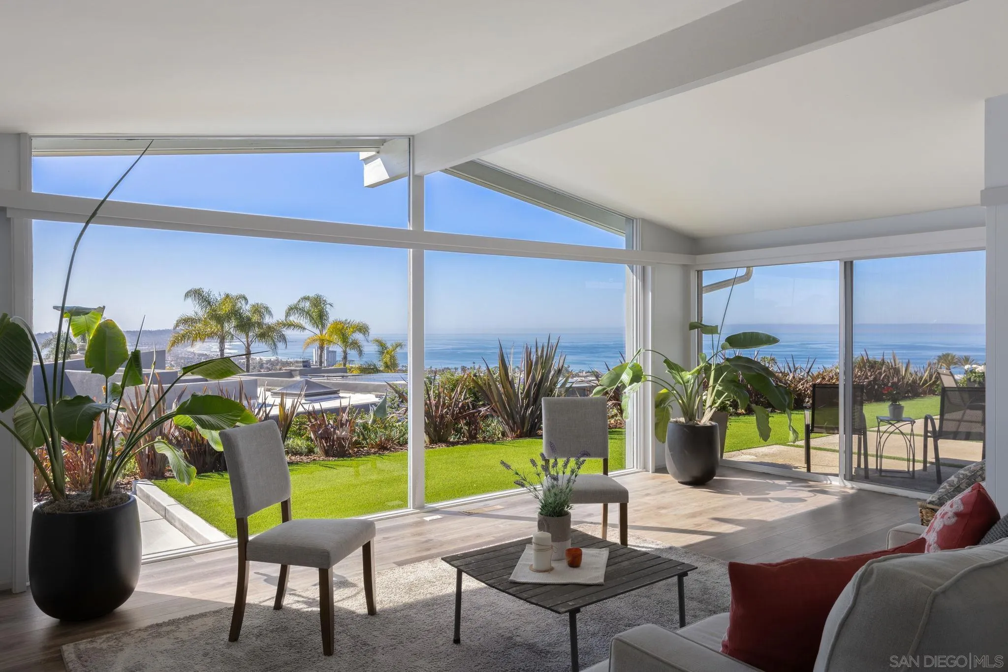 5502 Rutgers Road La Jolla, CA 92037 - Photo 6 of 28 a living room with patio furniture and a potted plant