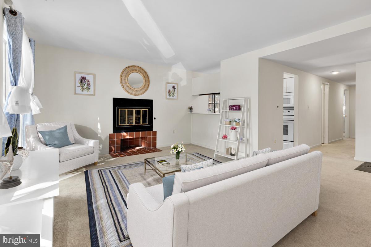 403 South Sharp Street, Unit R 2 Baltimore, MD 21201 - Photo 2 of 15 a living room with furniture and a mirror