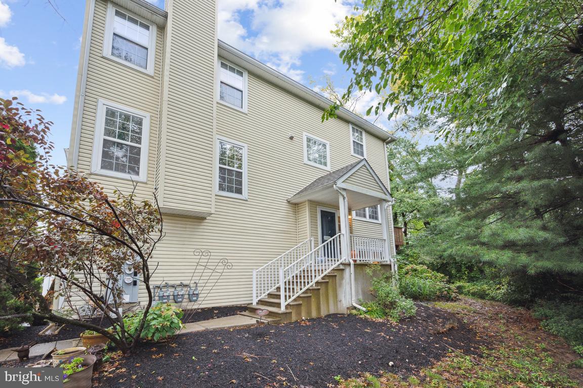 7706 Juniper Lane Palmyra, NJ 08065 - Photo 4 of 24 Main entrance view w/ large flower bed side yard