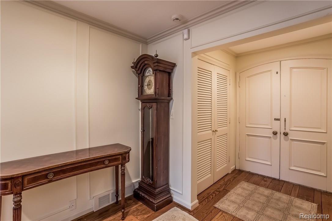 295 Washington Road Grosse Pointe, MI 48230 - Photo 4 of 60 004-Foyer-2337996-large.jpg