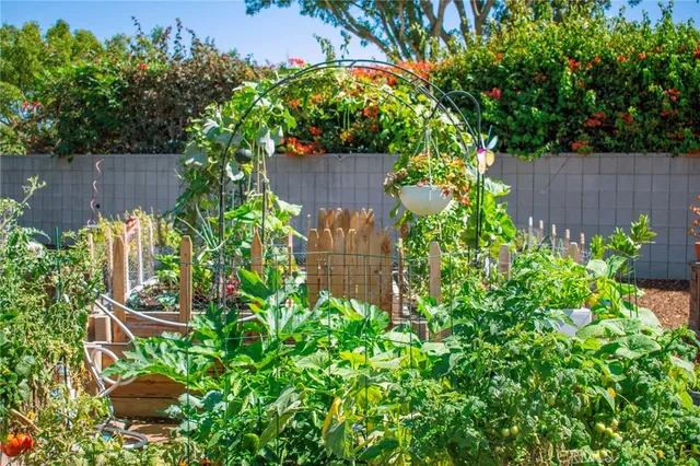 $724,500 | 1462 Merion Way, Unit M2 30K, Seal Beach, CA 90740