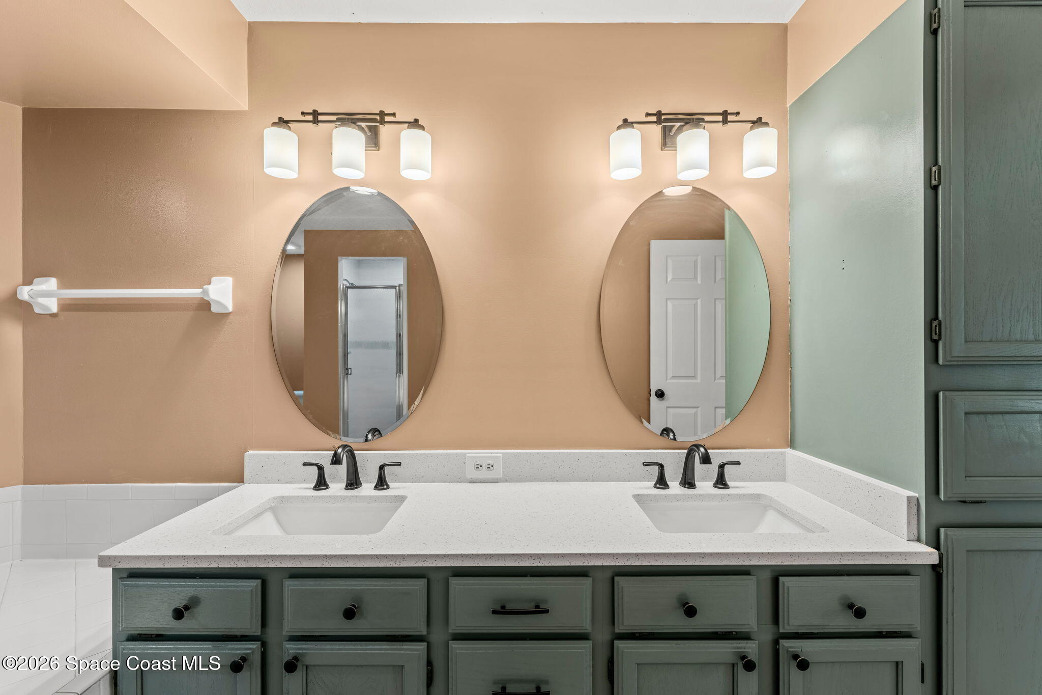 950 Whisperpine Drive Melbourne, FL 32901 - Photo 22 of 51 Primary Bath