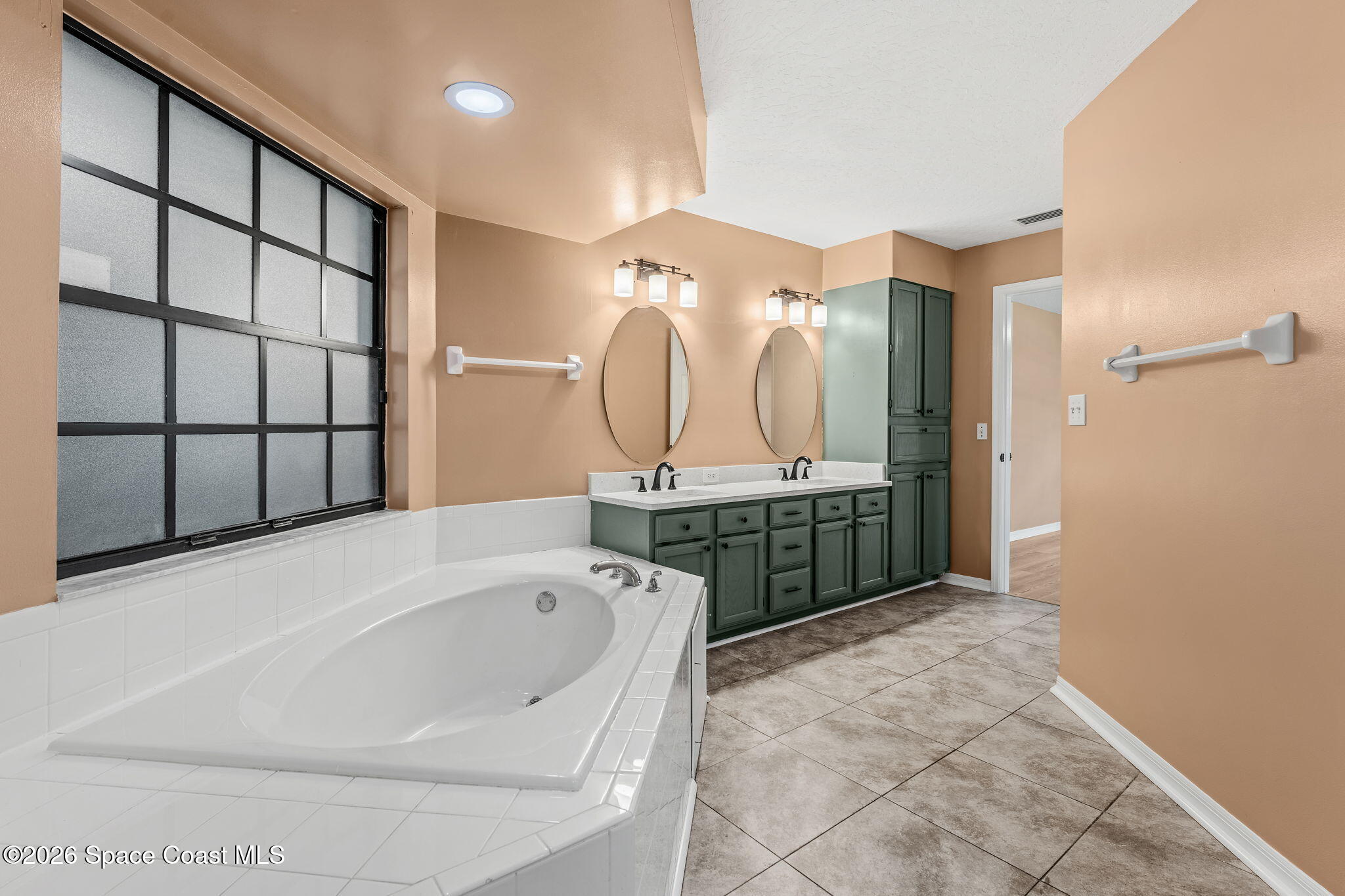 950 Whisperpine Drive Melbourne, FL 32901 - Photo 23 of 51 Primary Bath