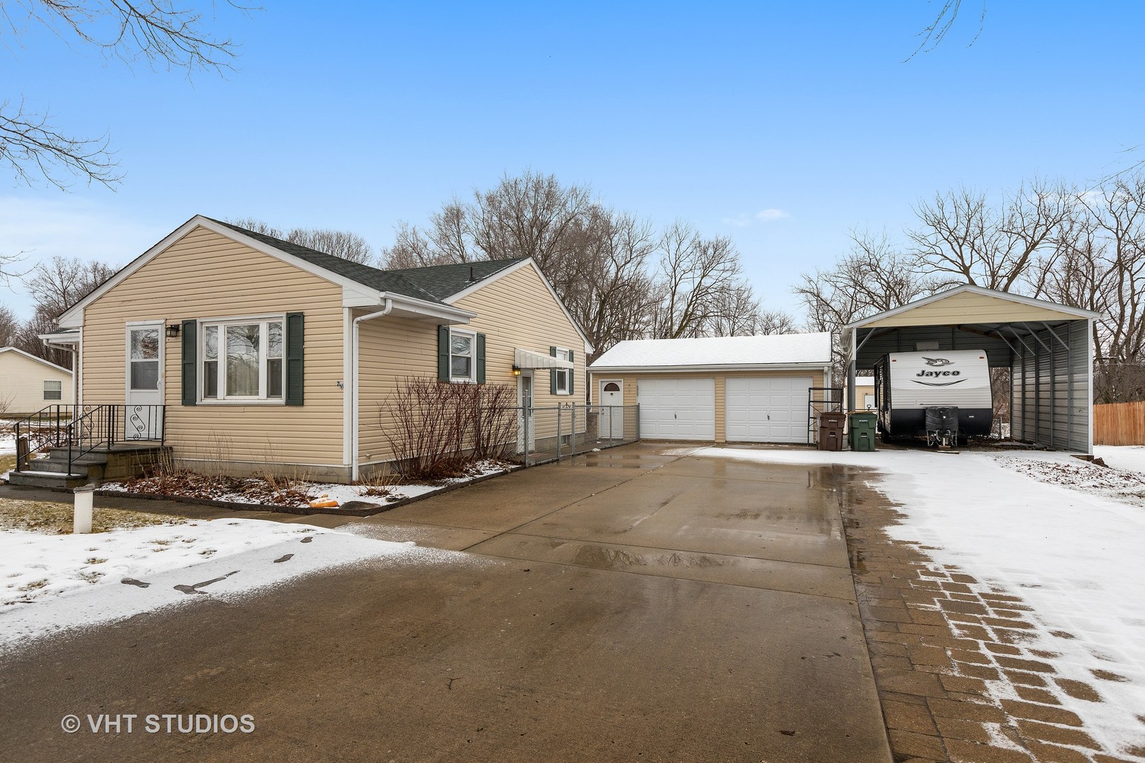 1650 Pine Bluff Road Morris, IL 60450 - Photo 1 of 11 a front view of a house with a yard
