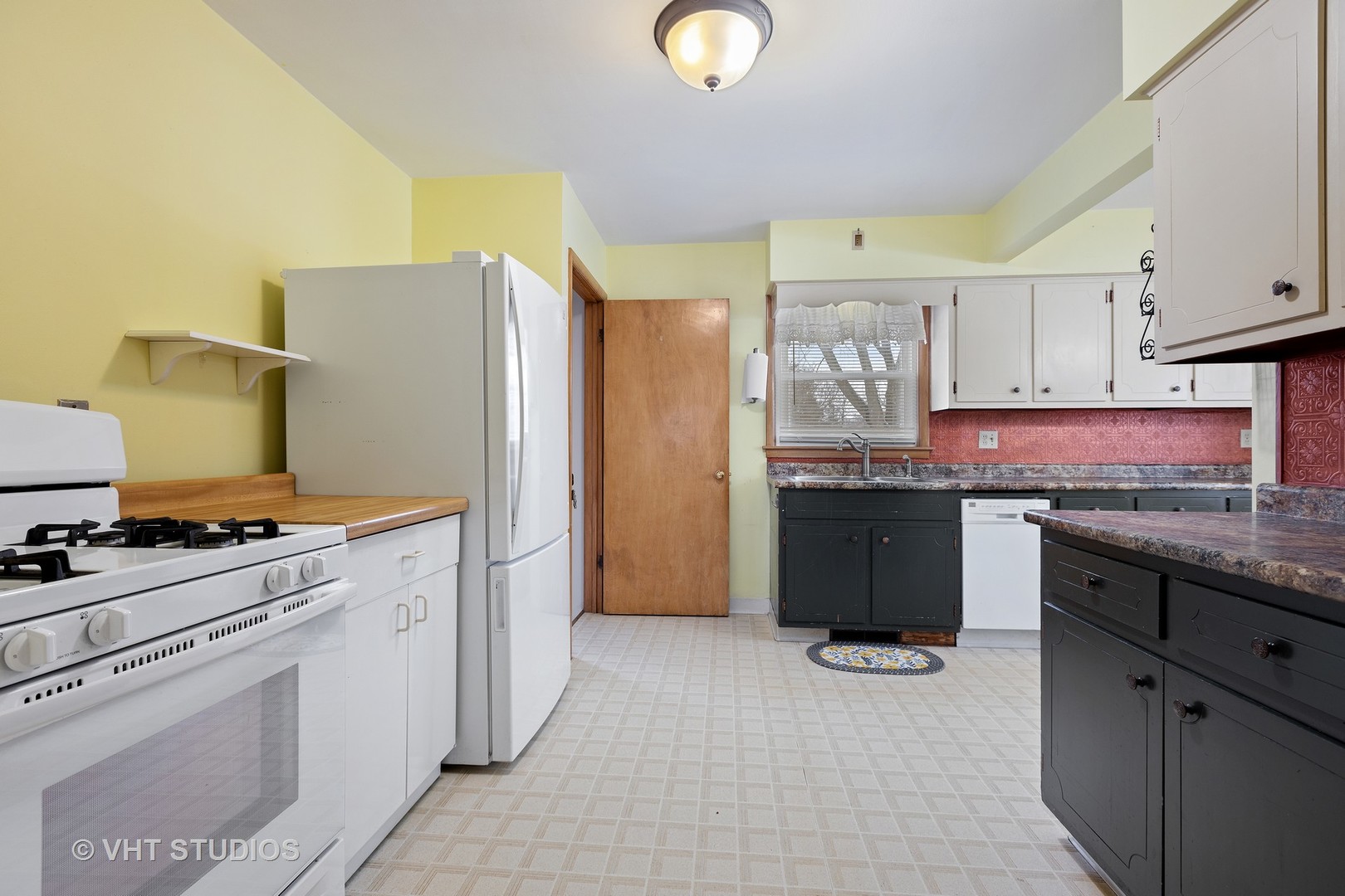 1650 Pine Bluff Road Morris, IL 60450 - Photo 3 of 11 a kitchen with granite countertop a refrigerator stove and sink