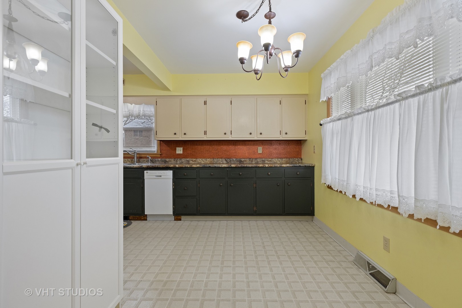 1650 Pine Bluff Road Morris, IL 60450 - Photo 4 of 11 a view of kitchen with stove and refrigerator