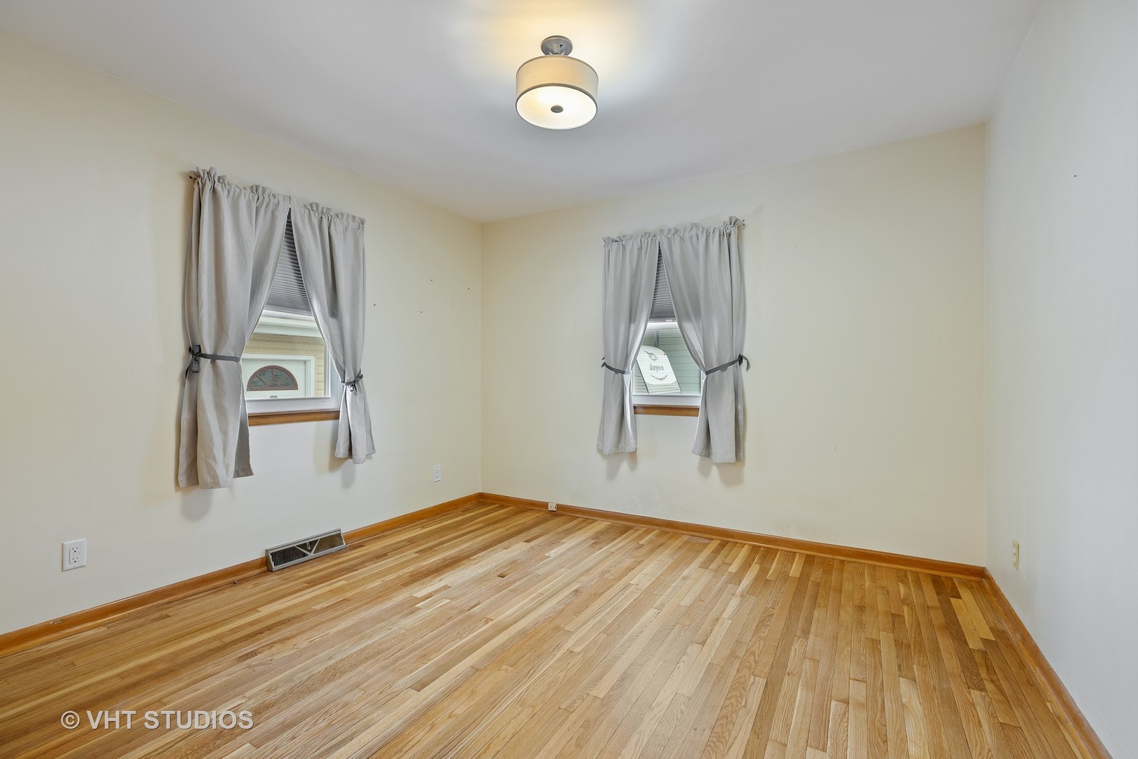 1650 Pine Bluff Road Morris, IL 60450 - Photo 6 of 11 an empty room with windows and closet