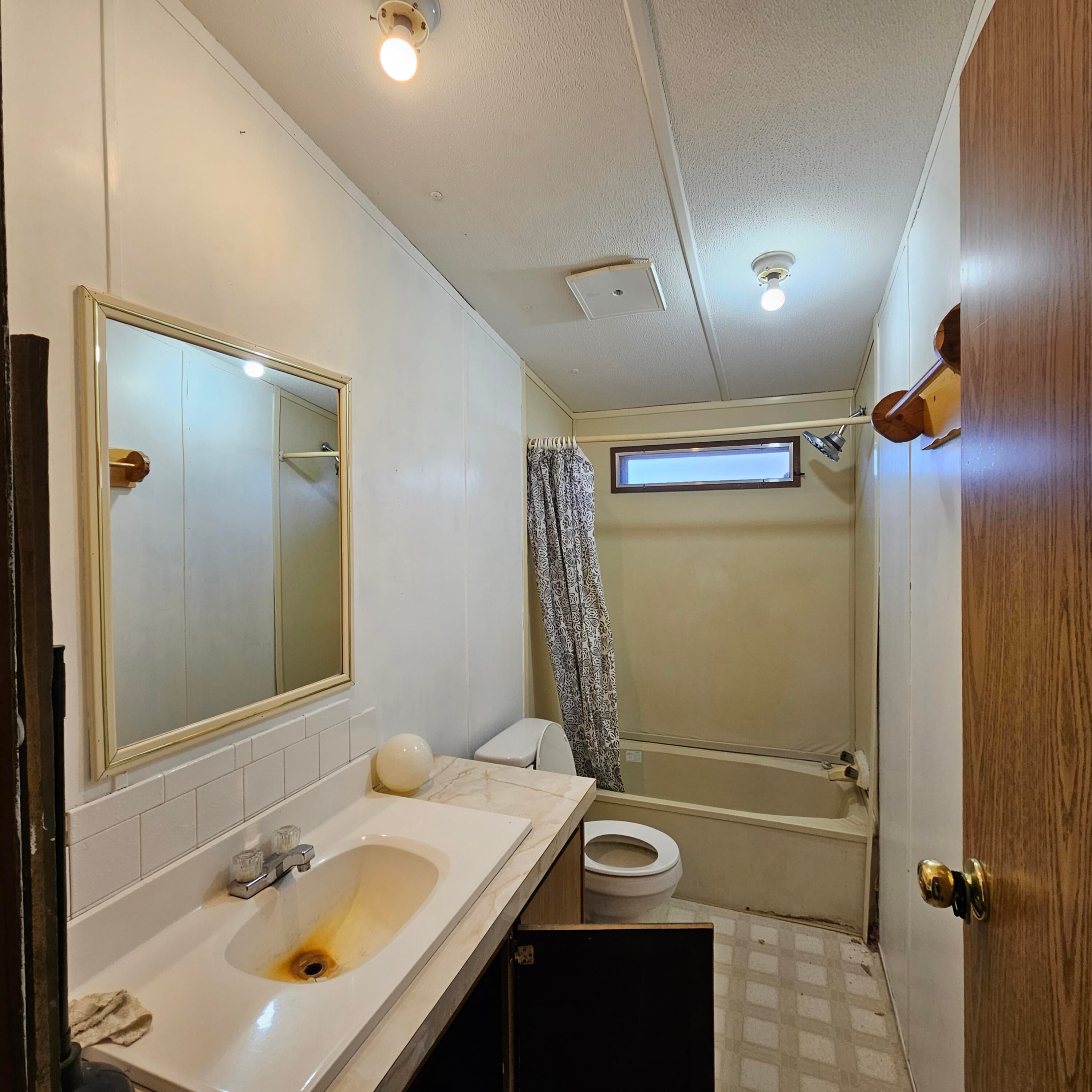 58935 Fossil Lake Road Christmas Valley, OR 97641 - Photo 16 of 19 Guest Bathroom