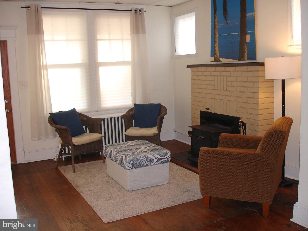 1805 Portship Road Baltimore, MD 21222 - Photo 10 of 27 Living Room