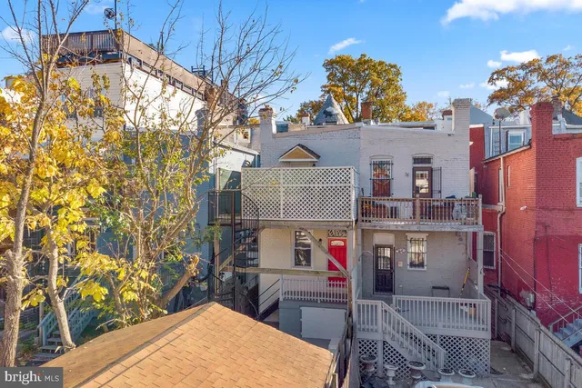 a view of a multi story building