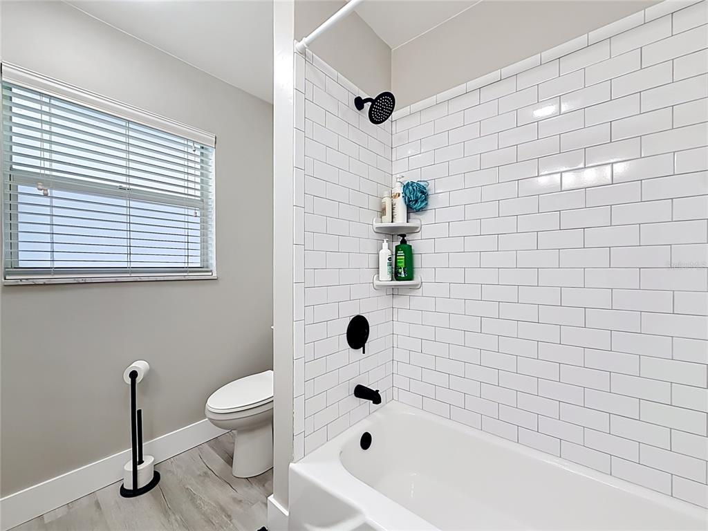 508 Shore Drive Largo, FL 33771 - Photo 20 of 31 a bathroom with a toilet and bathtub