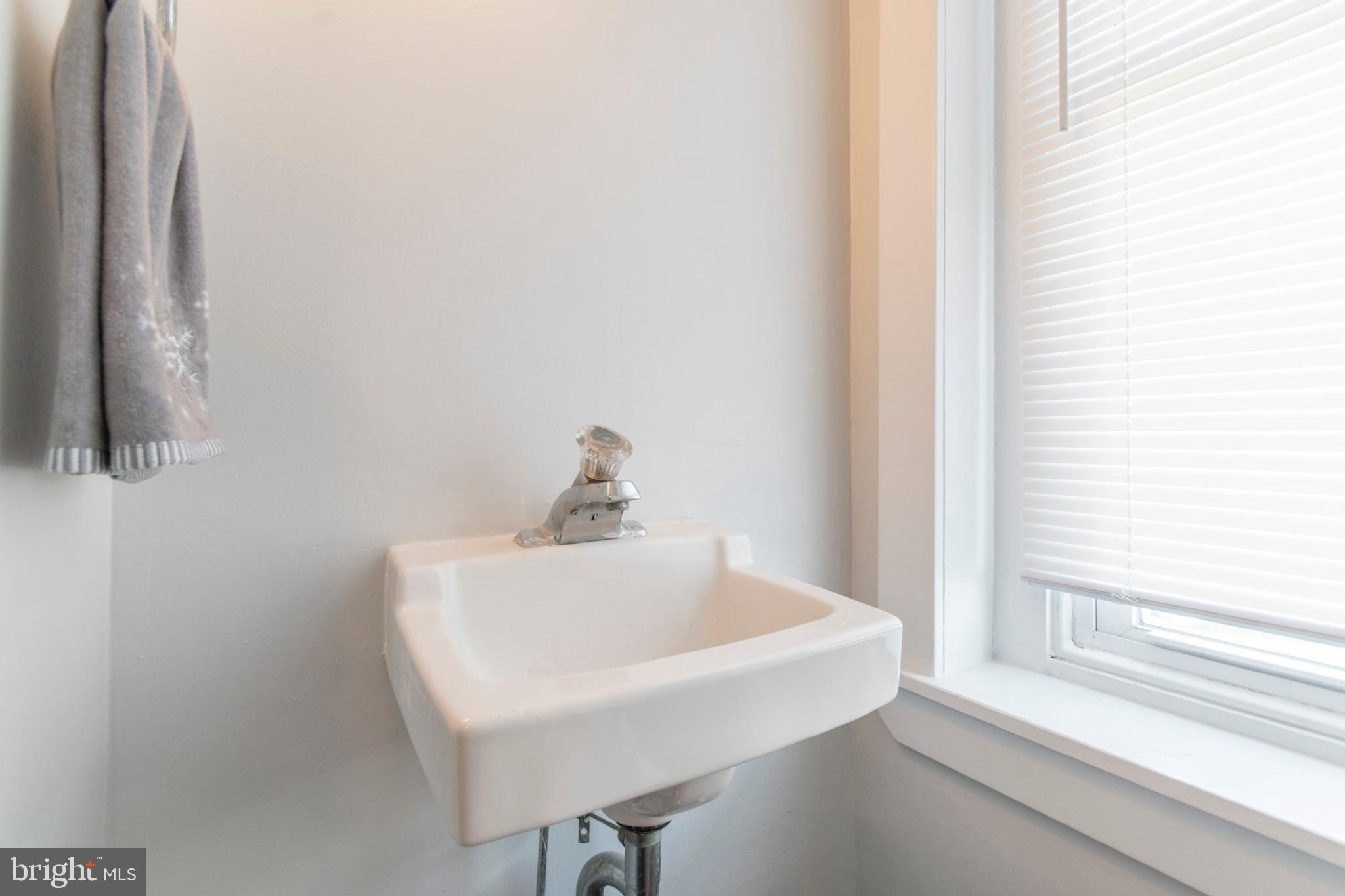 401 Ripka Street Philadelphia, PA 19128 - Photo 13 of 28 1st Floor Powder Room