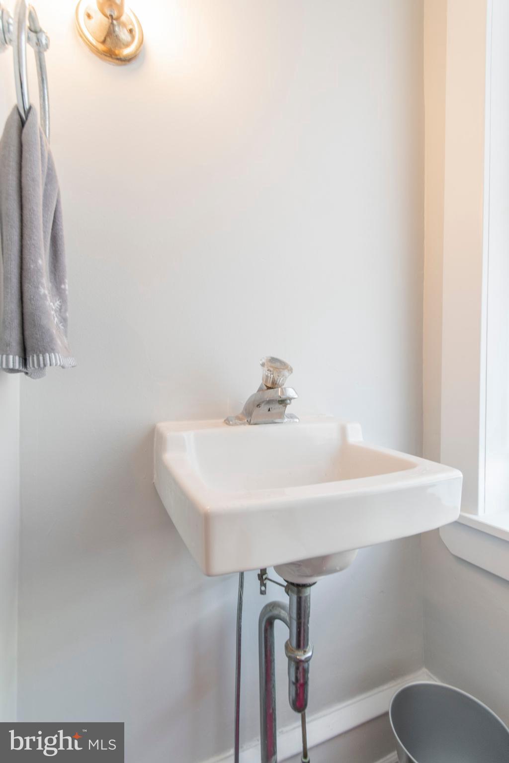 401 Ripka Street Philadelphia, PA 19128 - Photo 14 of 28 Powder Room