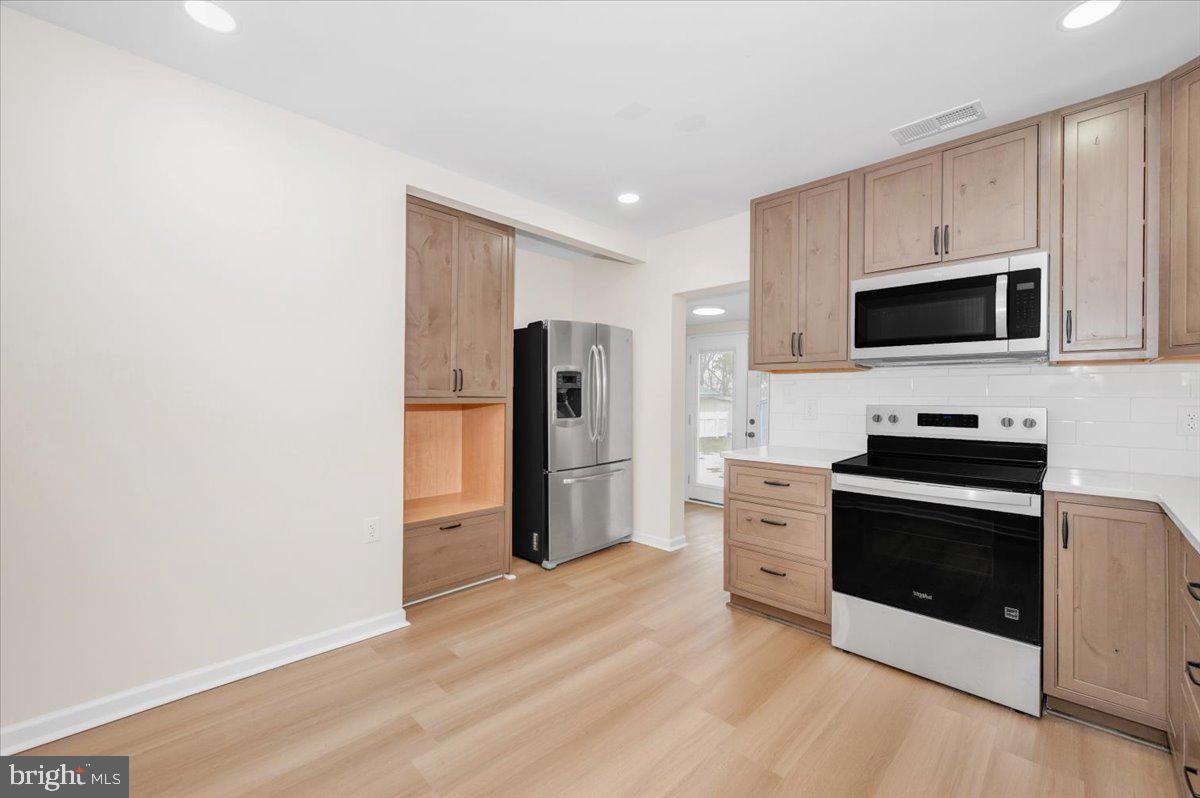 9932 Kelly Road Frederick, MD 21701 - Photo 20 of 74 a kitchen with stainless steel appliances a stove microwave and refrigerator