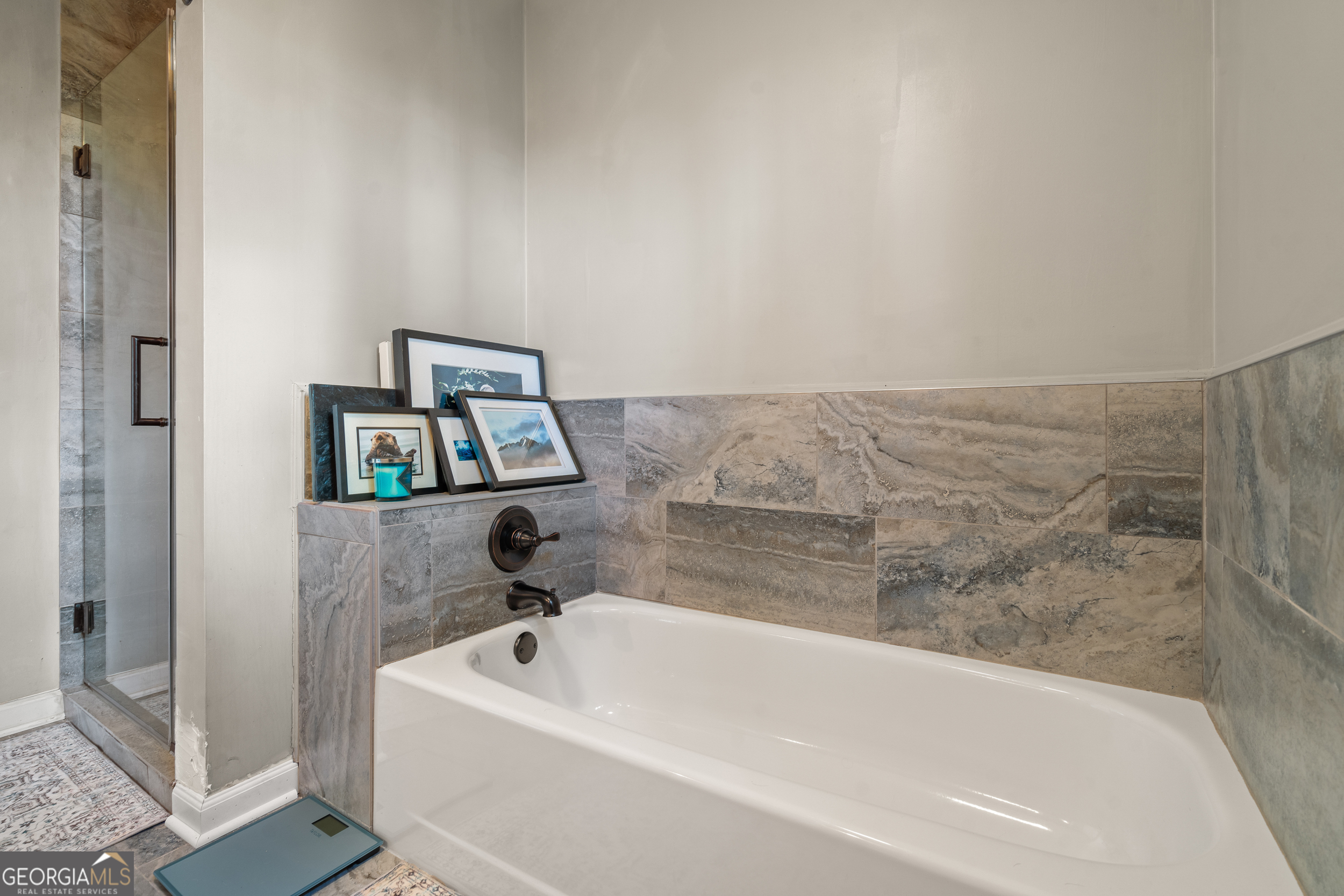 426 Crow Creek Road Lakemont, GA 30552 - Photo 25 of 60 a bathroom with a bathtub