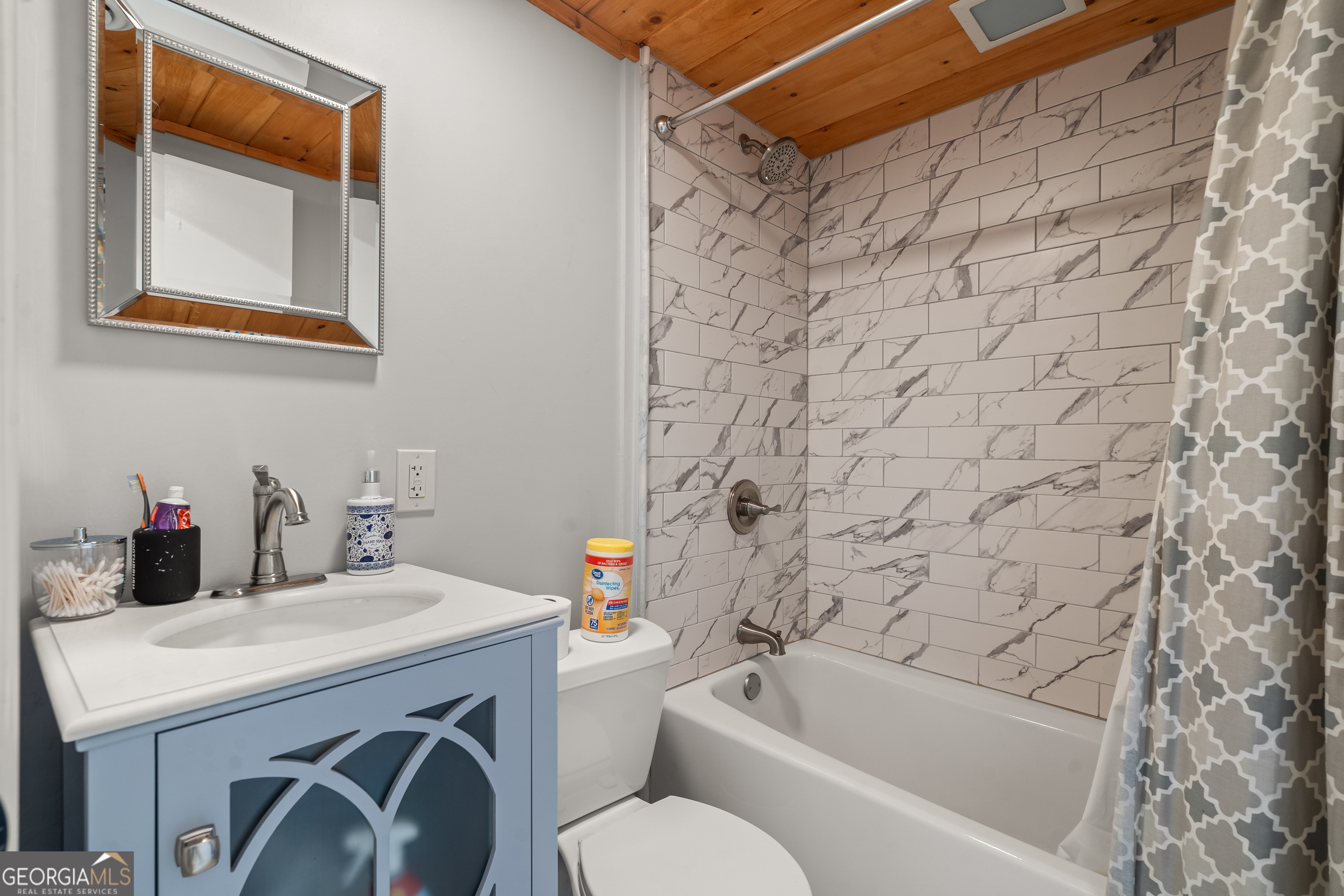 426 Crow Creek Road Lakemont, GA 30552 - Photo 35 of 60 a bathroom with a sink and a bathtub