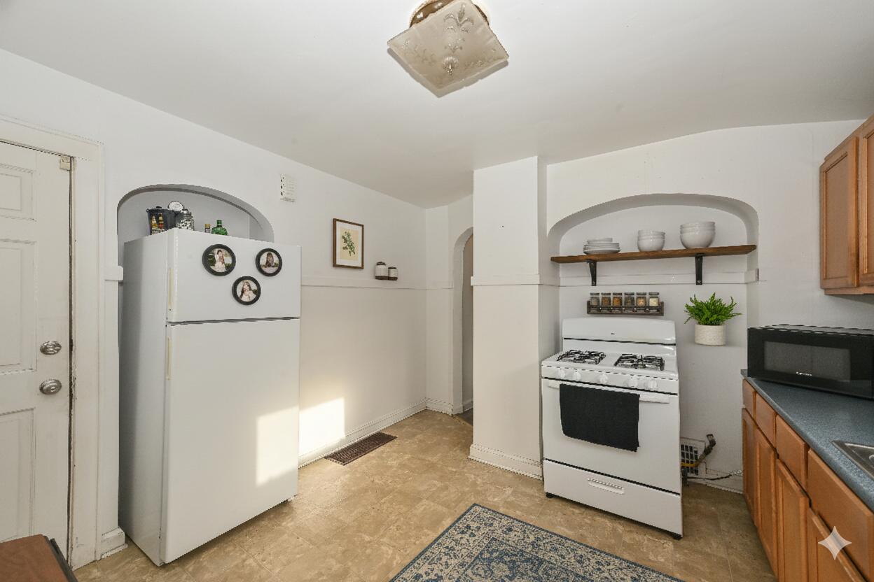 2001 South 90th Street West Allis, WI 53227 - Photo 12 of 25 Kitchen Upper Unit