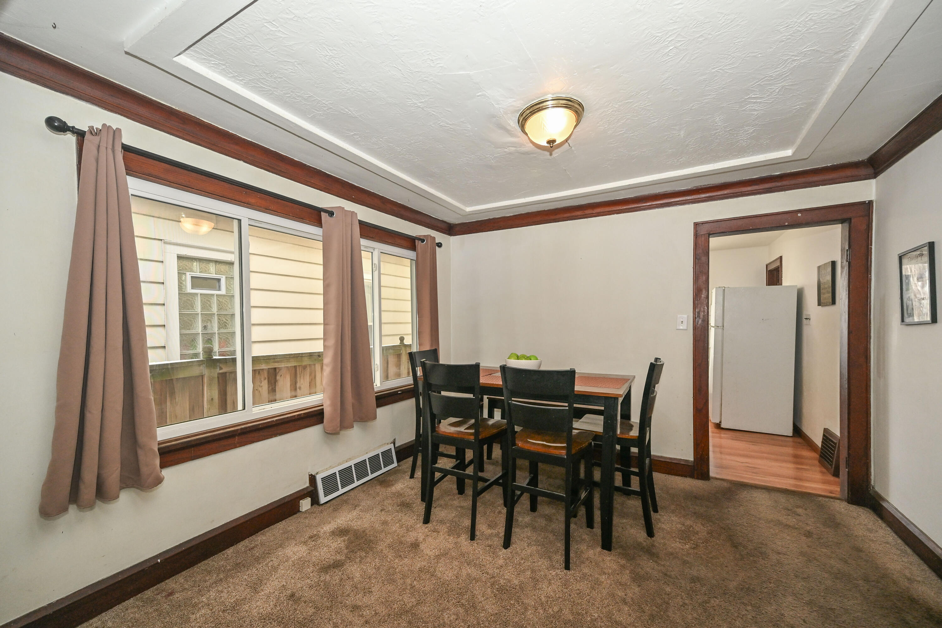 2001 South 90th Street West Allis, WI 53227 - Photo 4 of 25 Dining