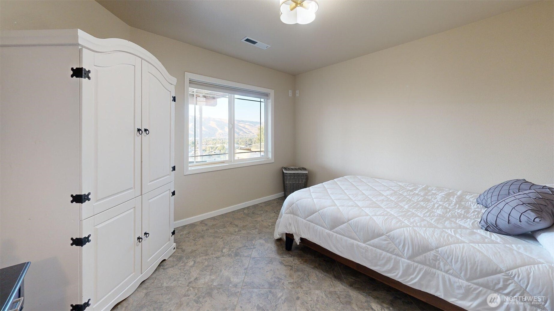 1724 Ridgeview Drive Clarkston, WA 99403 - Photo 25 of 38 a bedroom with a bed and a window