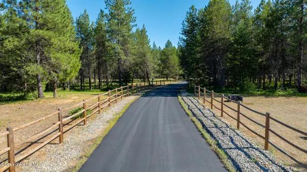 $1,949,000 | 8899 Coeur D'Alene Drive, Spirit Lake, ID 83869