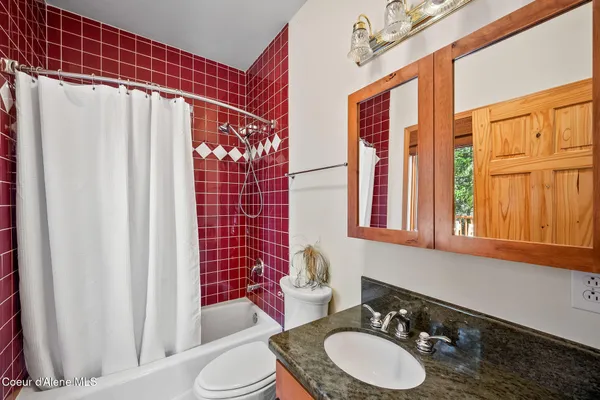 $1,949,000 | 8899 Coeur D'Alene Drive, Spirit Lake, ID 83869