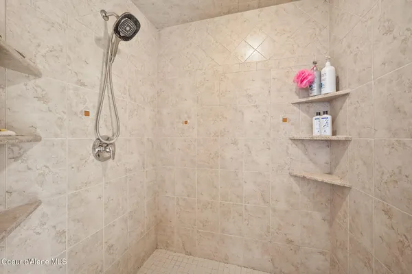 $1,949,000 | 8899 Coeur D'Alene Drive, Spirit Lake, ID 83869