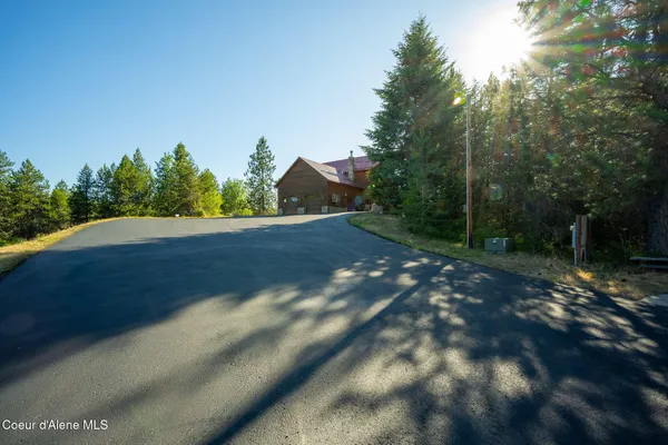 $1,949,000 | 8899 Coeur D'Alene Drive, Spirit Lake, ID 83869
