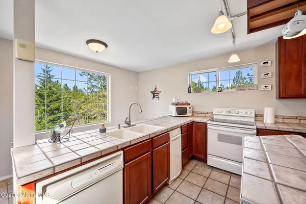 $1,949,000 | 8899 Coeur D'Alene Drive, Spirit Lake, ID 83869
