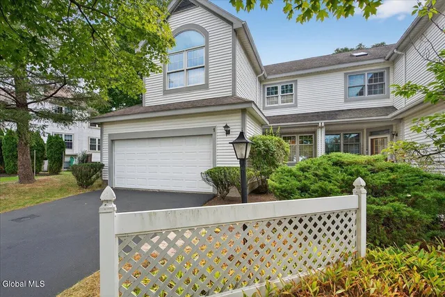 $332,500 | 1 Valley View Avenue, East Greenbush, NY 12144