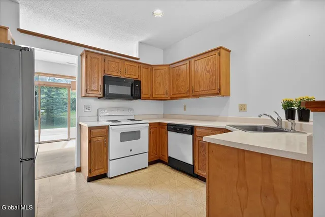 $332,500 | 1 Valley View Avenue, East Greenbush, NY 12144